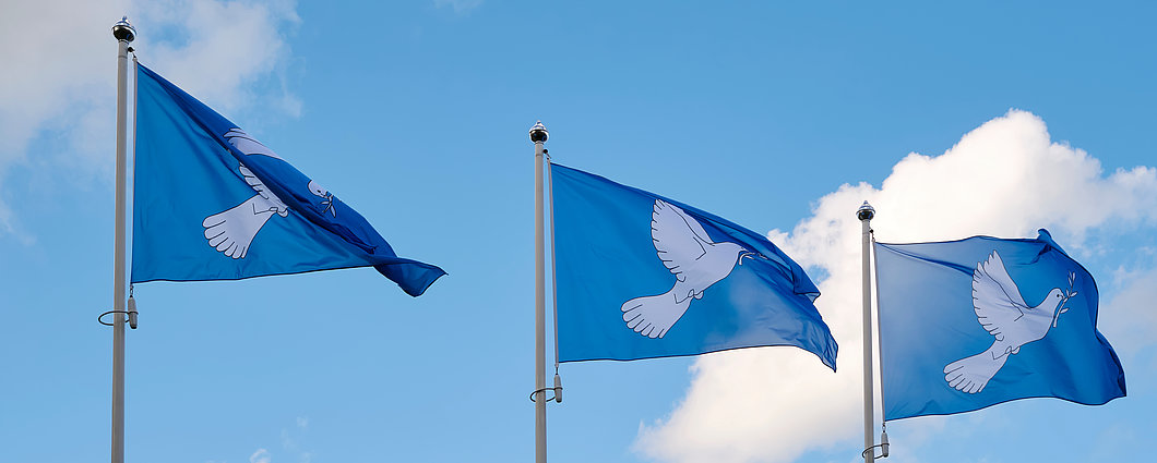 Friedensflaggen Weiße Tauben auf blauem Hintergrund