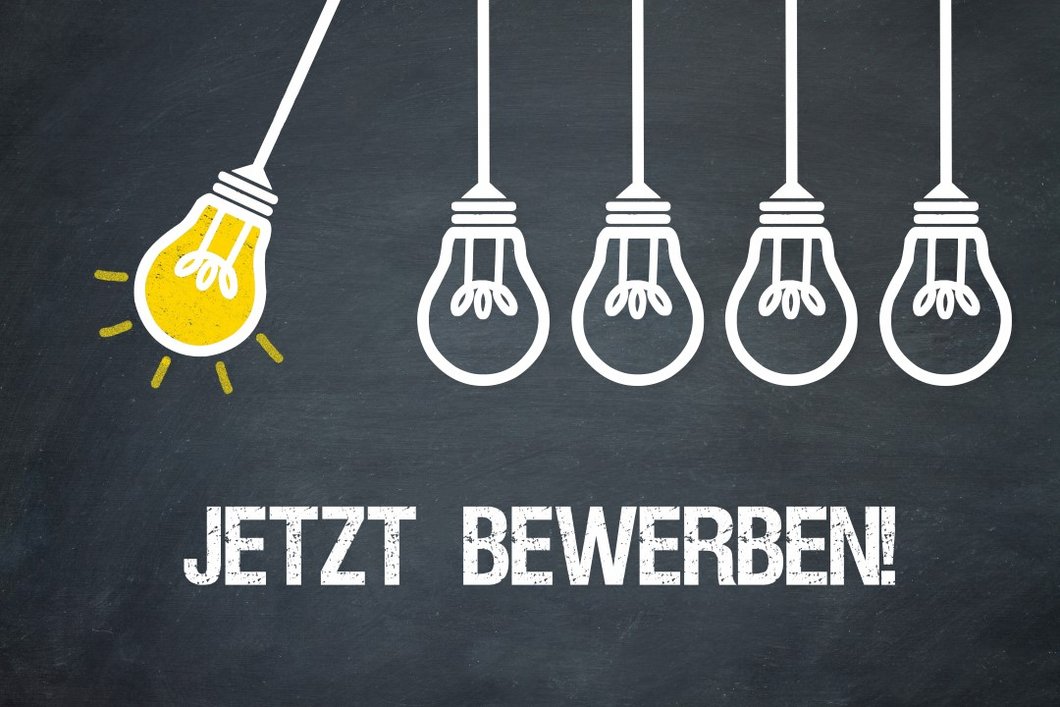 Die Grafik zeigt eine leuchtende schwingende Glühbirne neben vier dunklen Glühbirnen. Darunter steht "Jetzt bewerben"