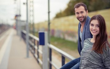 Zwei Personen am Bahnhof