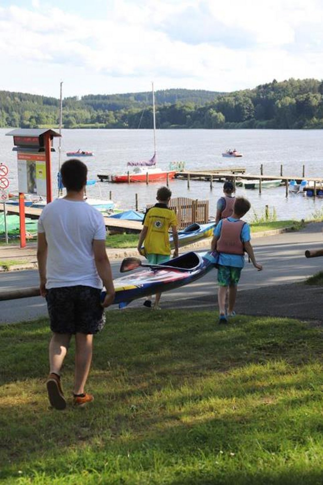 Auf diesem Foto mieten Menschen ein Boot am Untreusee zu sehen