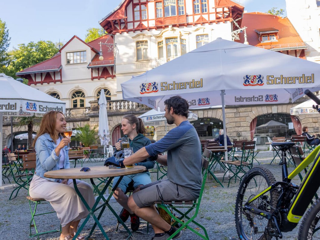 Auf diesem Foto ist eine Familie beim Essen am Theresienstein zu sehen