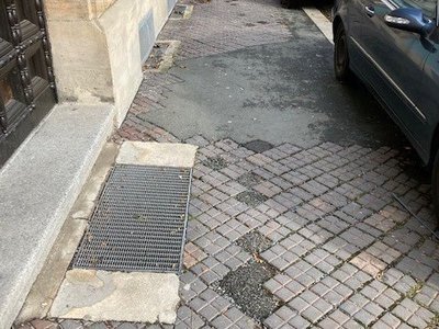 Auf diesem Foto ist eine Sanierung der Gehwege zu sehen.