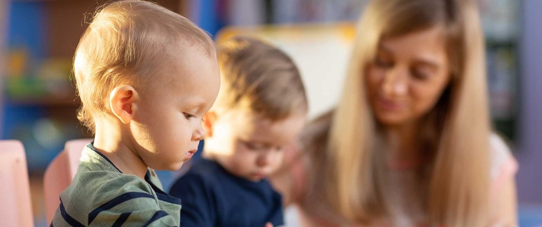 Auf diesem Foto spielen Kinder im Kindergarten