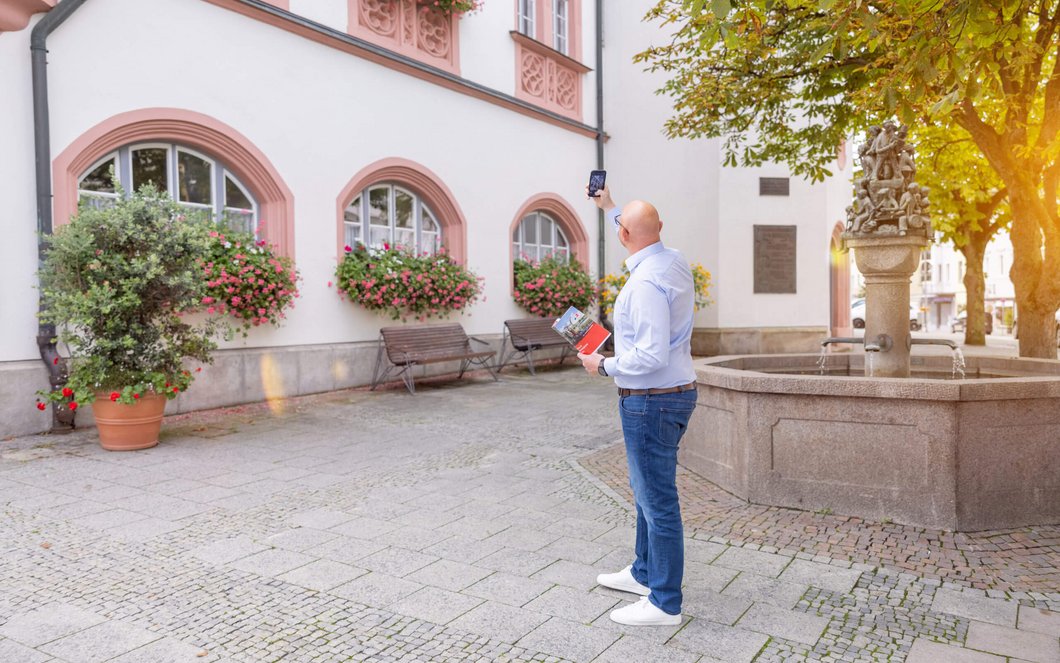 Ein Mann vor dem Hofer Rathaus.