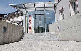 Dieses Foto zeigt die Eingangstür des Museums bayerisches Vogtland.