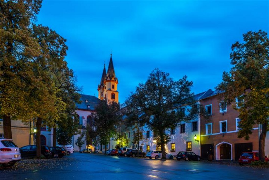 Auf diesem Foto ist der Maxplatz bei Nacht zu sehen