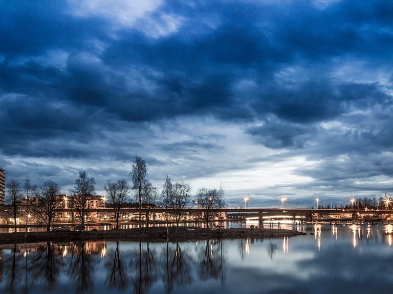 Auf diesem Foto sieht man Joensuu bei Nacht