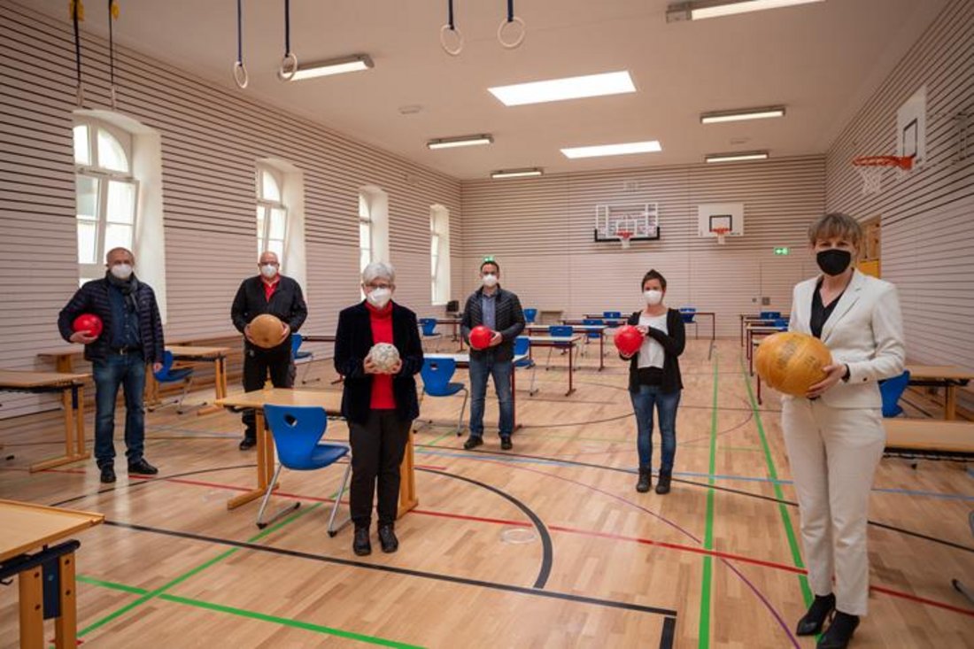 Auf diesem Foto ist eine Besichtigung der fertiggestellten Turnhalle zu sehen