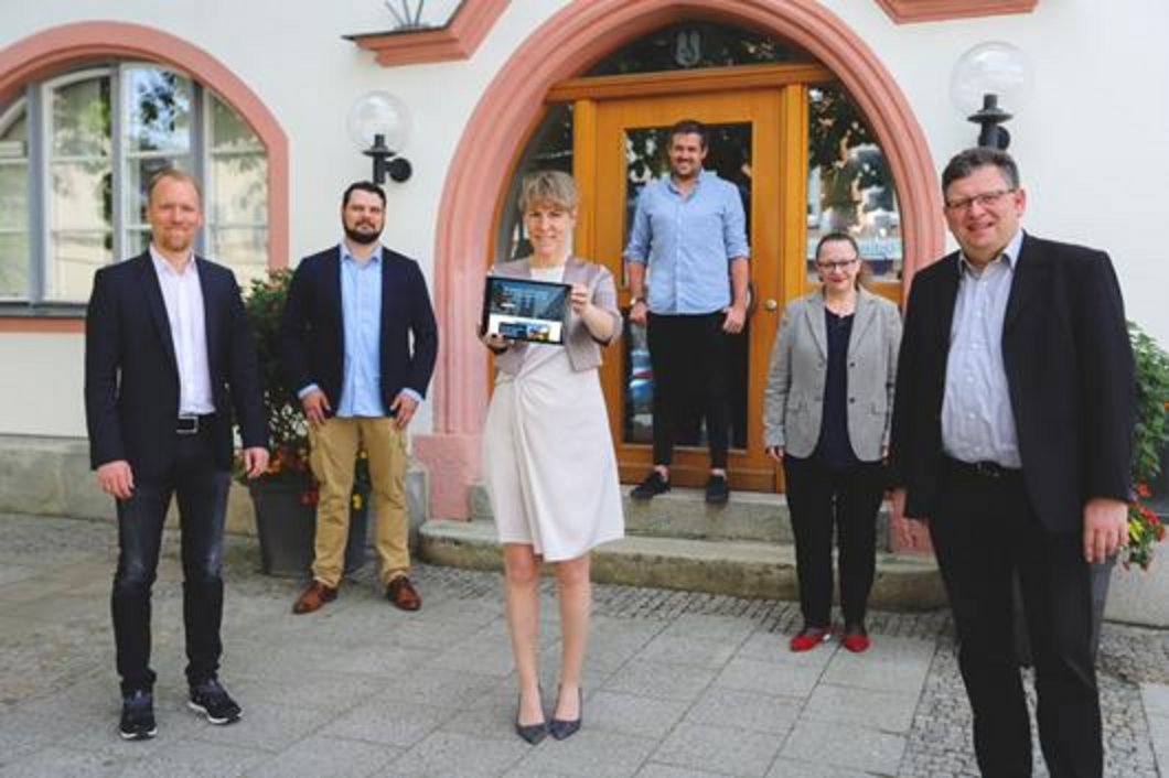 Gruppenfoto der Bürgerbeteiligung vor den Rathaus