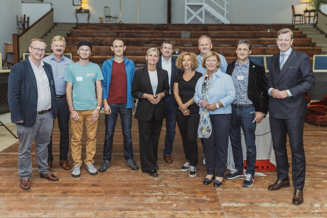 Auf dem Bild sieht man mehrere Menschen aus regionaler Wirtschaft und Politik.
