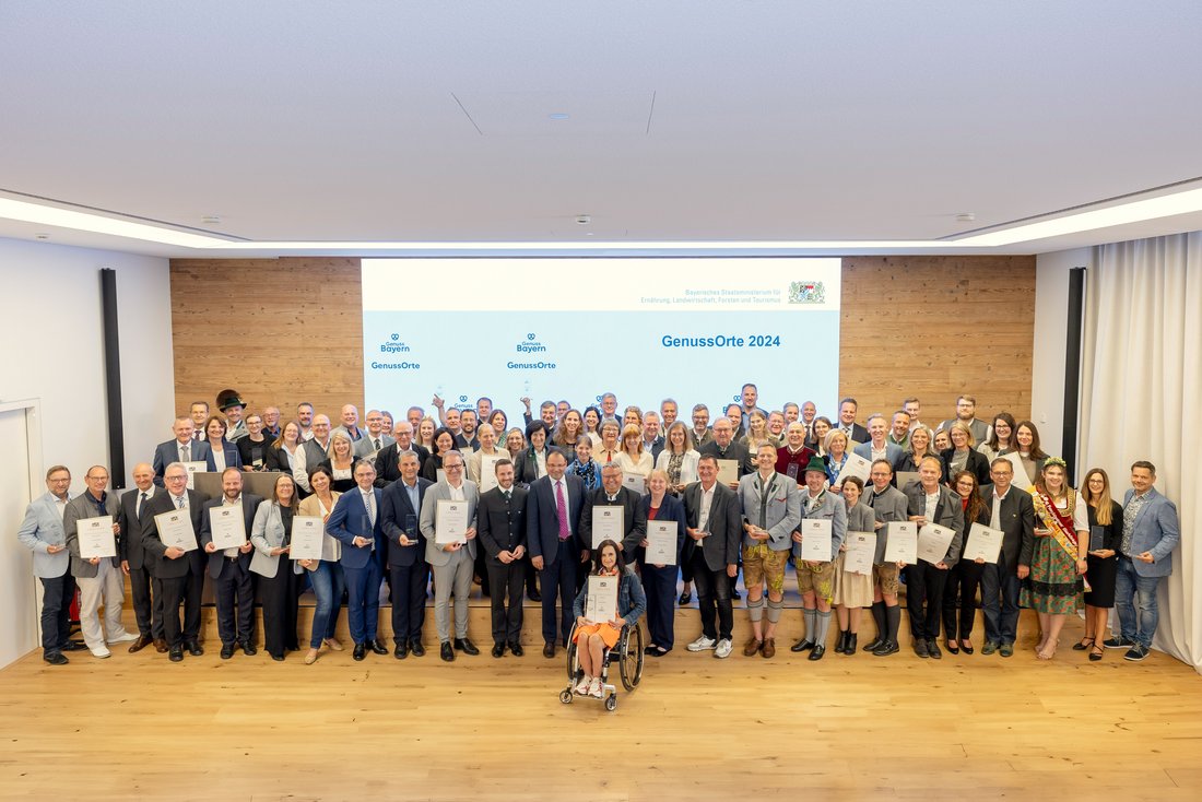 Auf dem Gruppenbild sind alle Gewinner der Auszeichnung Genussort 2024 zu sehen.