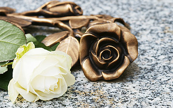 Ein Foto einer Rose auf einem Grab
