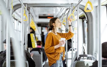 Eine Frau steht im Bus