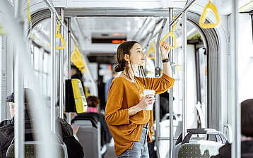 Eine Frau steht im Bus