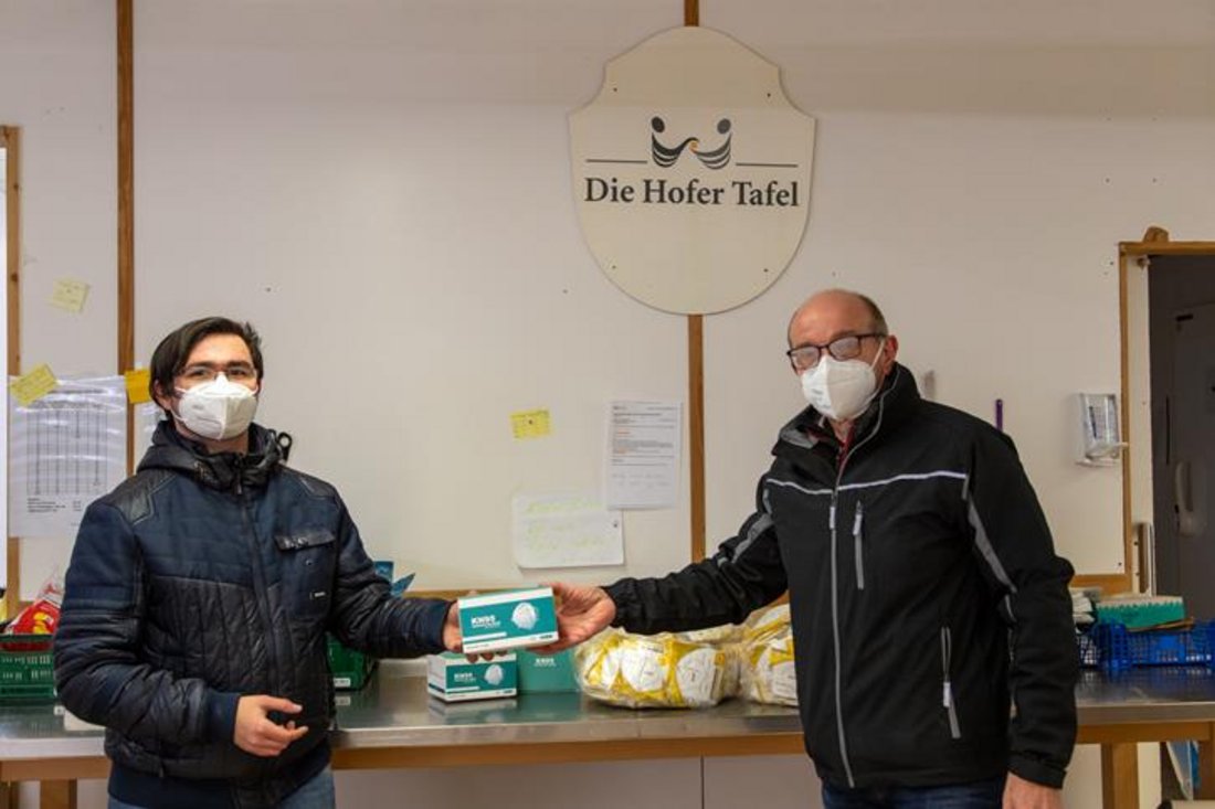 Auf diesem Foto sind zwei Männer mit ffp2 Maske zu sehen