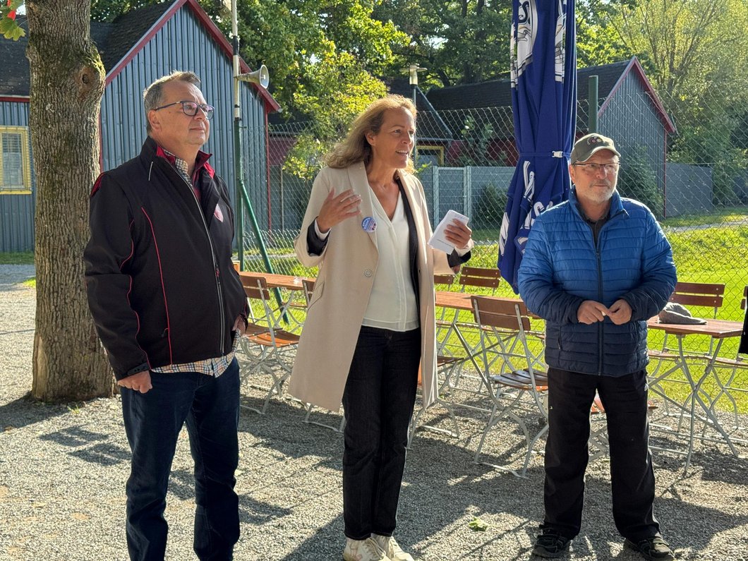 Auf dem Bild sieht man Michael Weiß, Eva Döhla und Ladislav Hošek.