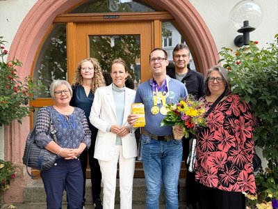 Auf dem Bild sieht man mehrere Personen vor dem Eingang des Hofer Rathauses.