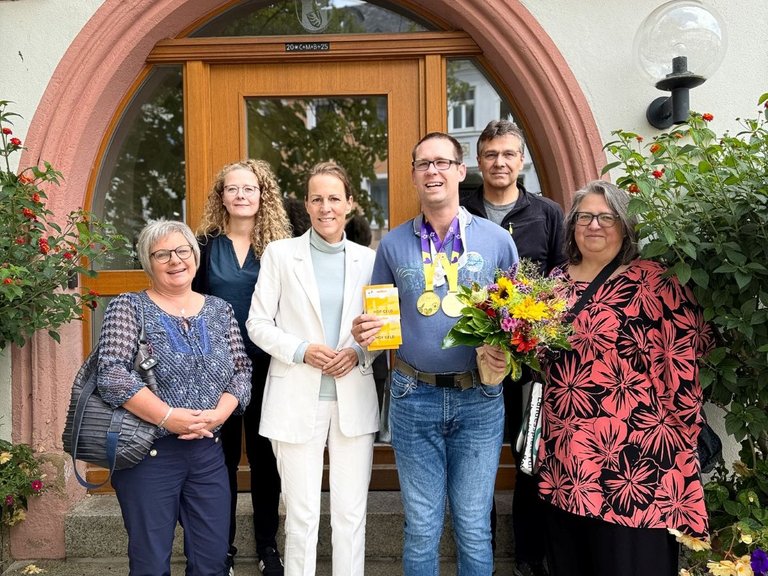 Auf dem Bild sieht man mehrere Personen vor dem Eingang des Hofer Rathauses.