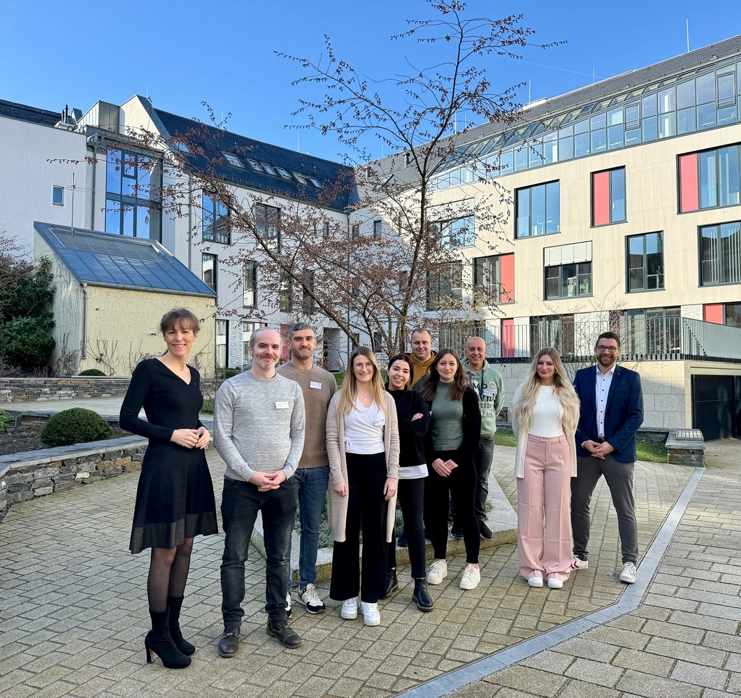 The picture shows new employees with Mayor Eva Döhla and Robin Kamprath, responsible for training and further education 