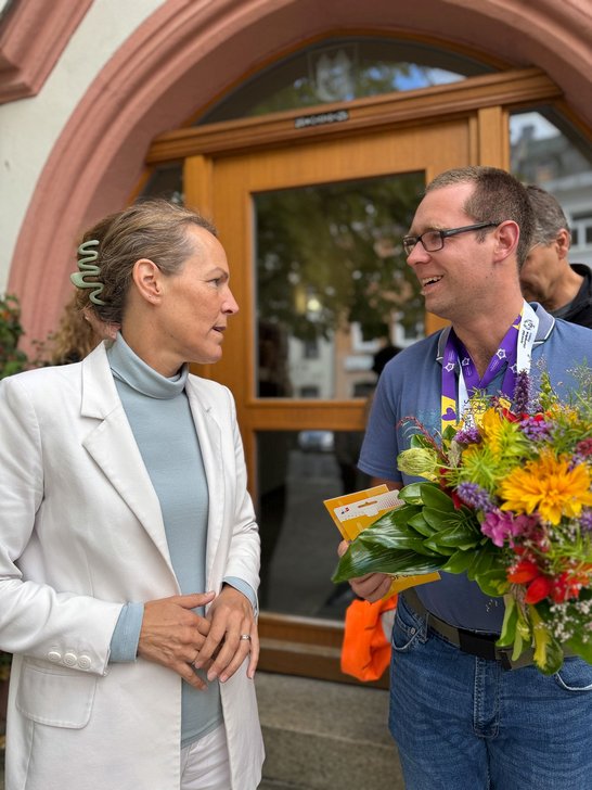 Auf dem Bild sieht man Oberbürgermeisterin Döhlä, wie sie mit Herrn Glaser spricht.