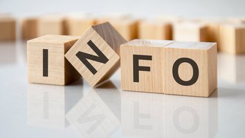 Auf diesem Bild sind Würfel mit der Aufschrift "Info" zu sehen.