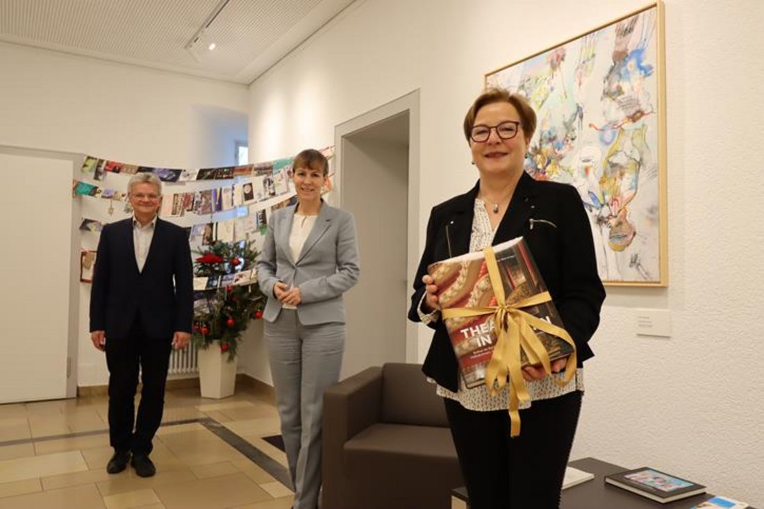 Auf diesem Foto ist Peter Nürnberger und Ingrid Schrader mit Eva Döhla zu sehen