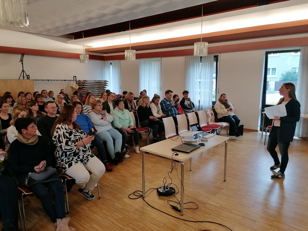 Circa 35 Personen hören der Vortragenden zu.