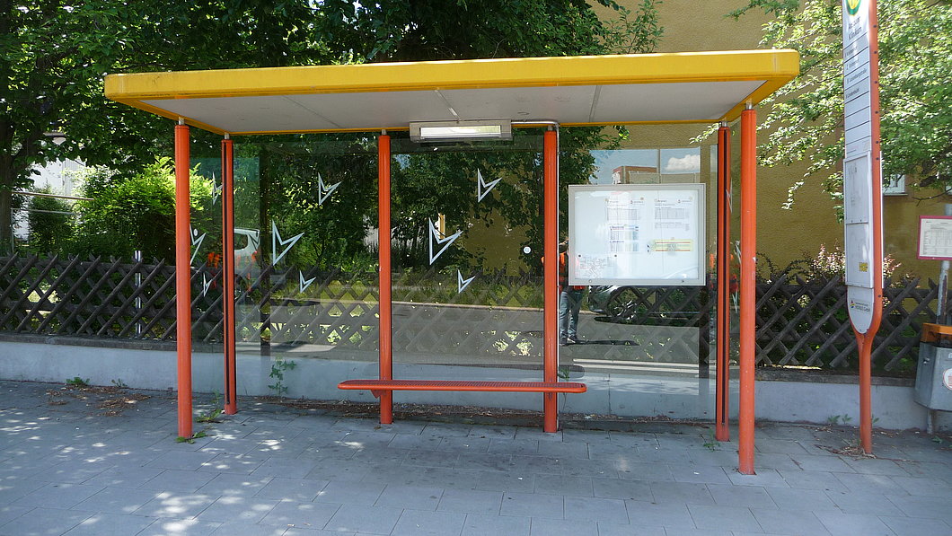 Auf diesem Foto ist eine Bushaltestelle in Hof zu sehen.