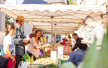 Auf diesem Foto ist der Hofer Wochenmarkt zu sehen