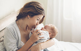 Foto von einer Mutter mit einem Neugeborenen