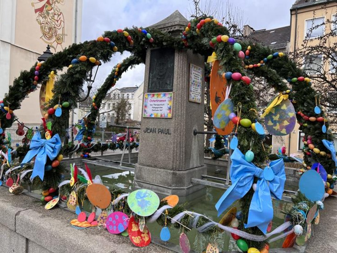 Auf diesem Foto ist ein Osterbrunnen zu sehen