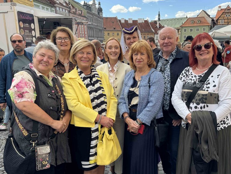 Auf dem Bild sieht man Bürgermeisterin Angela Bier und Mitglieder des Hofer Stadtrates.