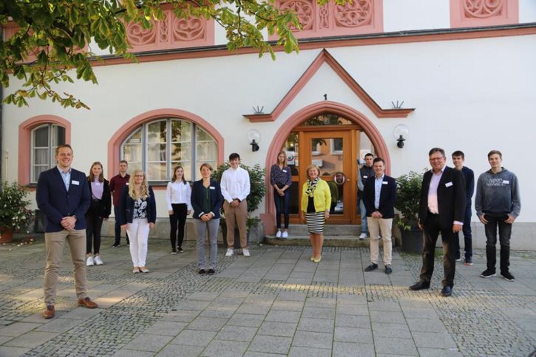 Auf diesem Foto sind die Azubis der Stadt Hof zu sehen