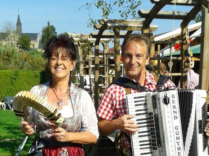 Auf diesem Foto sind zwei Personen in Tracht zu sehen
