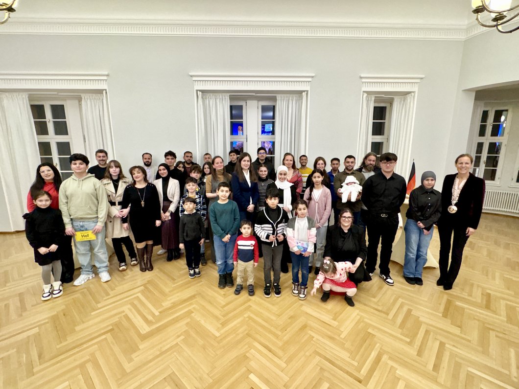 Auf dem Gruppenbild sind viele Menschen zu sehen, Erwachsene und Kinder.
