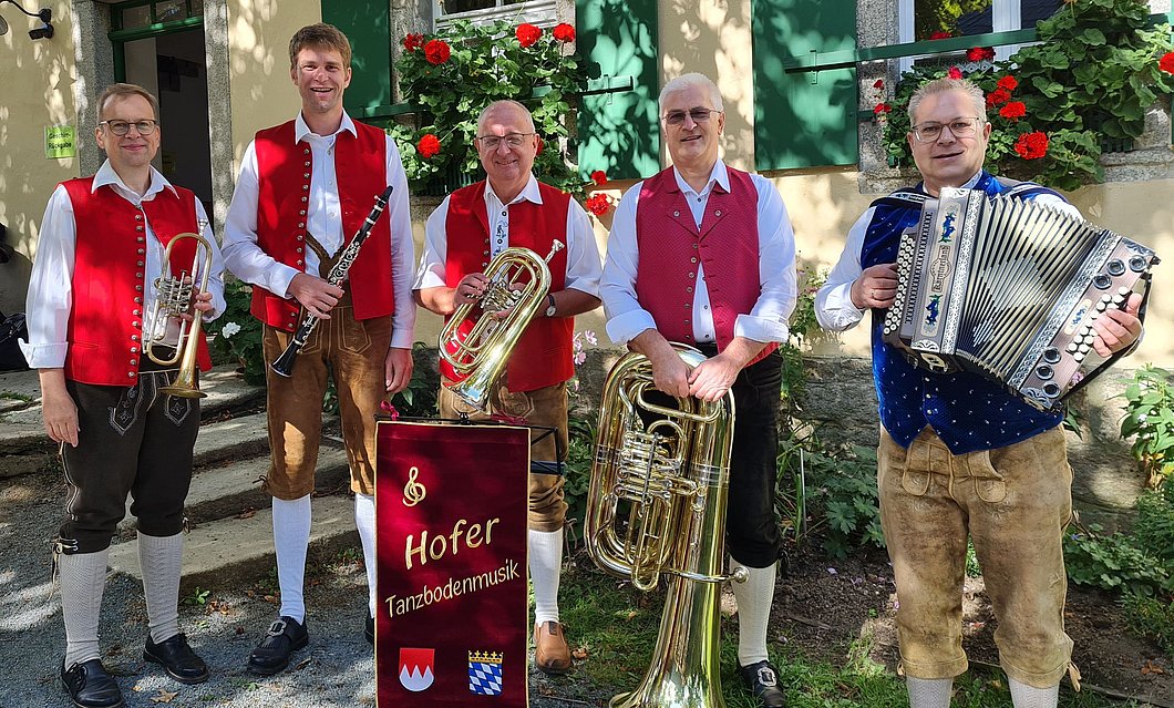 The 5 musicians of the Hofer Tanzbodenmusik with their instruments