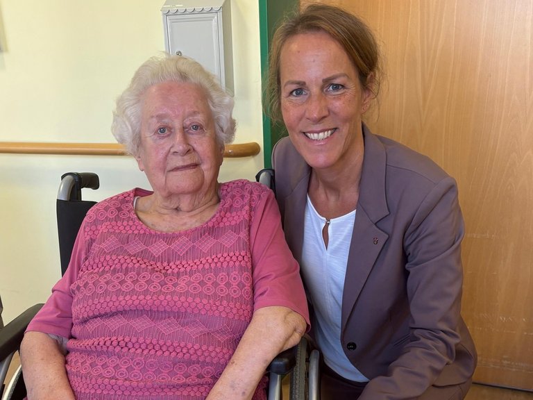 Auf dem Bild sieht man Ingeburg Kick mit Oberbürgermeisterin Eva Döhla.