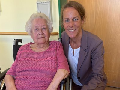 Auf dem Bild sieht man Ingeburg Kick mit Oberbürgermeisterin Eva Döhla.