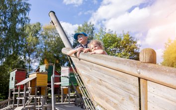 Ein Kind spielt auf dem Spielplatz am Untreusee.