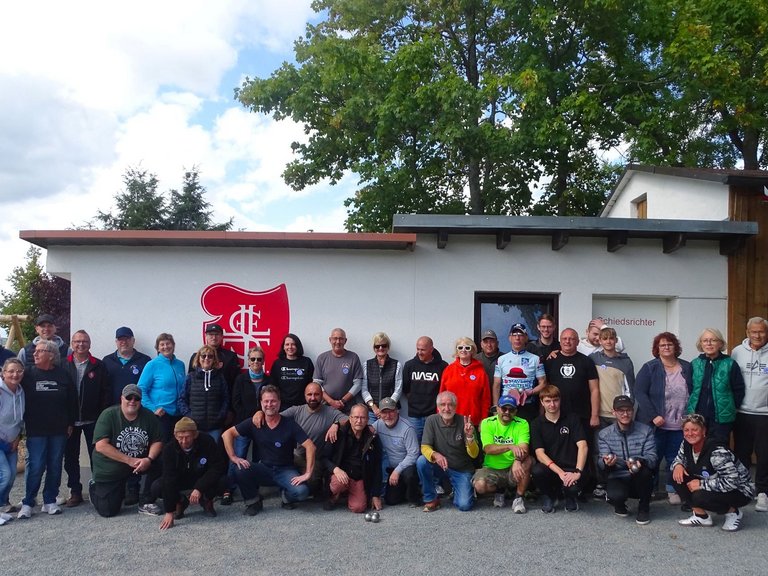 Auf dem Bild sieht man die Petanque-Teams der Städte Cheb und Hof beim Abschluss-Gruppenbild.