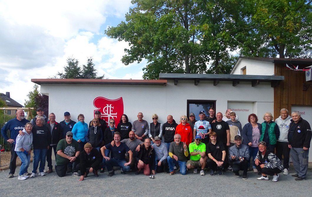 Auf dem Bild sieht man die Petanque-Teams der Städte Cheb und Hof beim Abschluss-Gruppenbild.