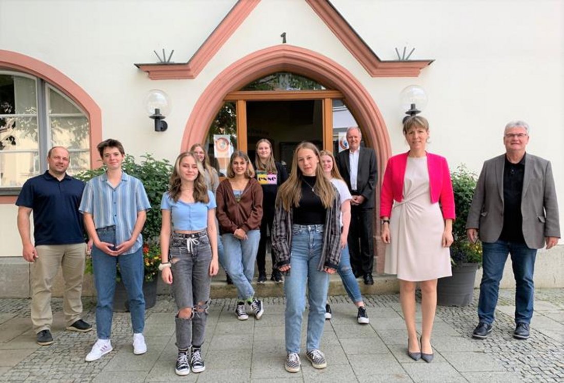 Gruppenfoto einer Realschule vor dem Rathaus