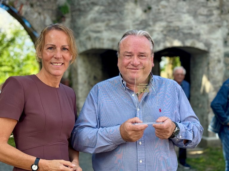 Auf dem Bild zu sehen ist Oberbürgermeisterin Eva Döhla mit Preisträger Ralf Weigold