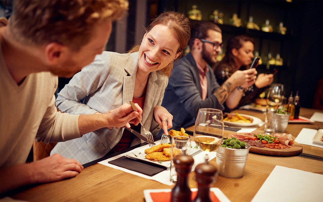 Dieses Foto zeigt Freunde, die gemeinsam Essen gehen.