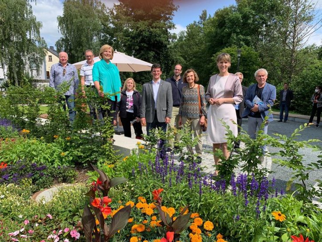 Gruppenfoto vor einem Blumenbeet