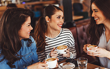 Frauen treffen sich im Cafe