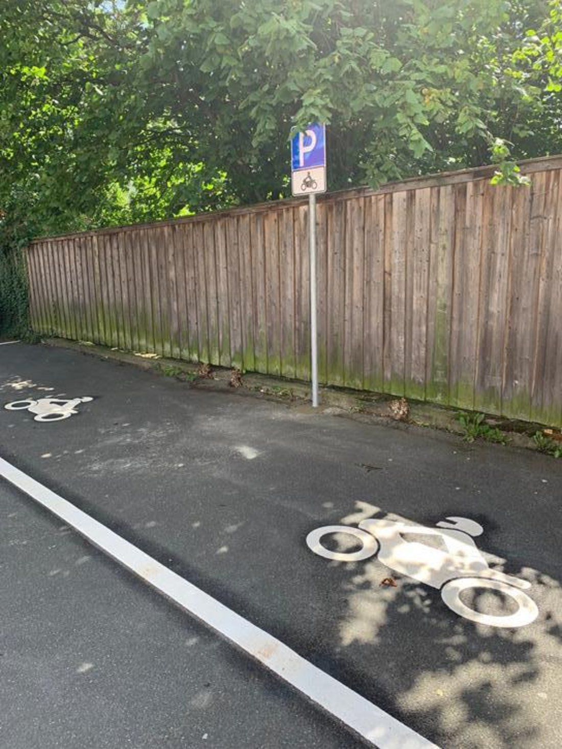 Auf diesem Foto ist ein Motorradparkplatz zu sehen