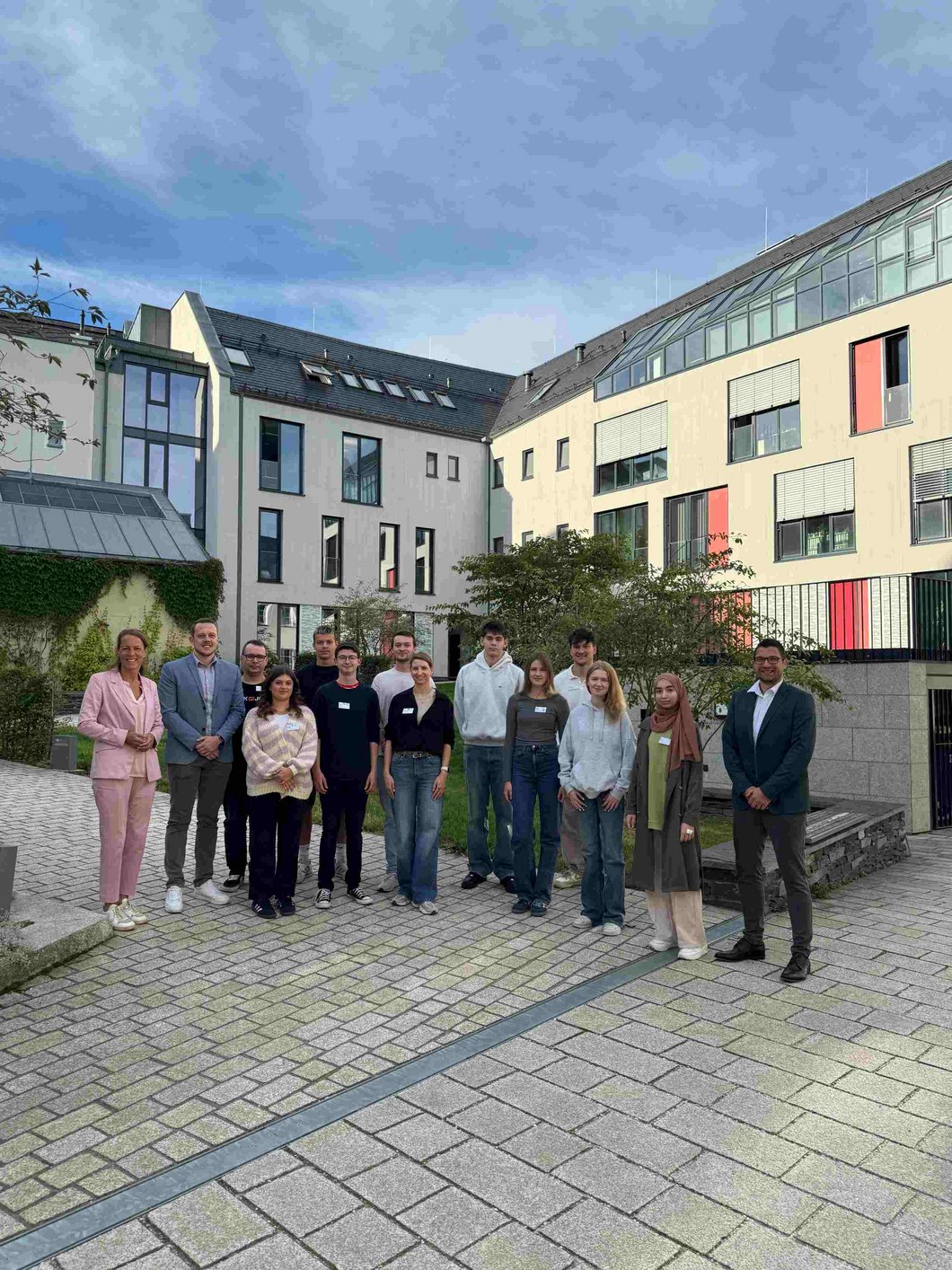 Auf dem Bild sieht man neue Auszubildende der Stadt Hof.
