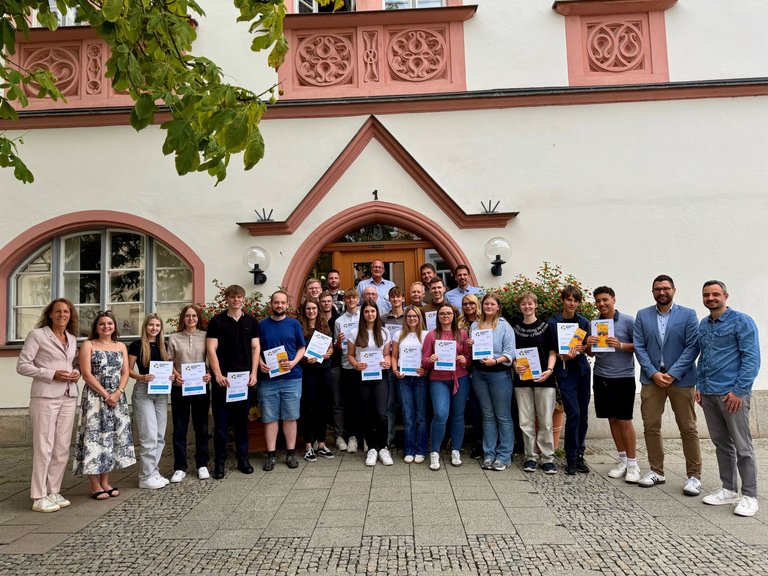 Auf dem Bild sieht man viele Menschen vor dem Eingang des Hofer Rathauses