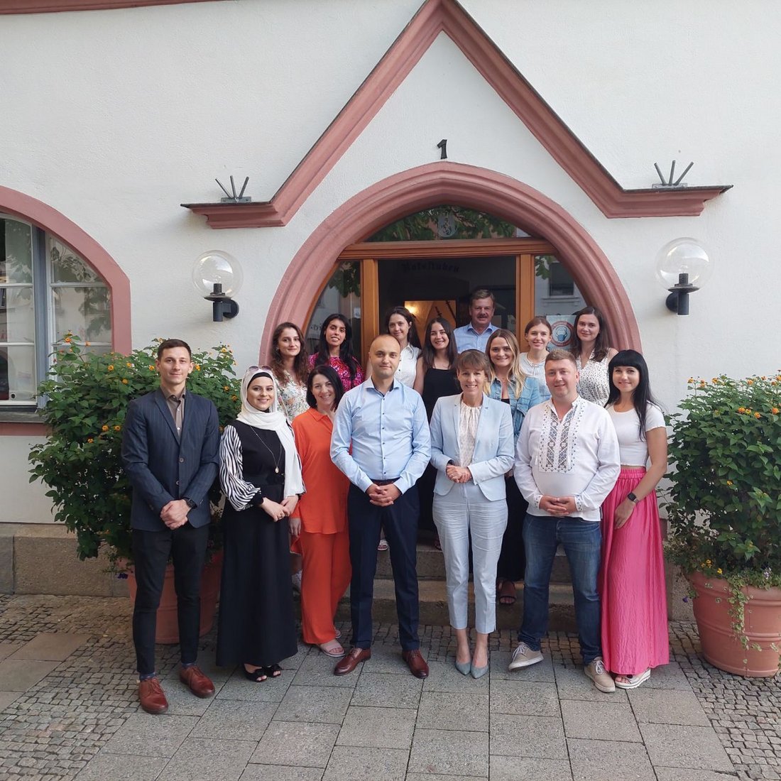 Gruppenbild vor Rathaus